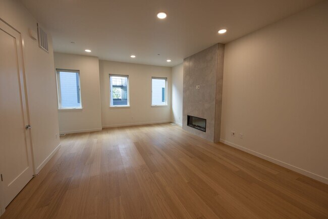 Building Photo - Riverside Townhomes - Waterfront Living in...