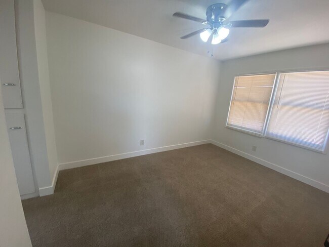 Building Photo - Upstairs 1 bedroom 1 bath unit with a one ...