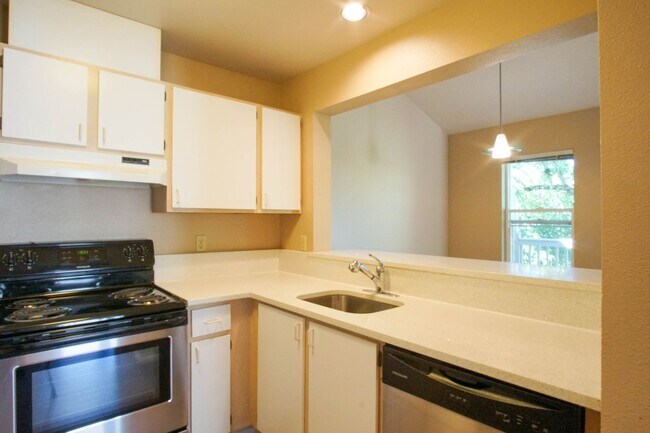 Building Photo - Totally Updated 2-Bed with Vaulted Ceiling...