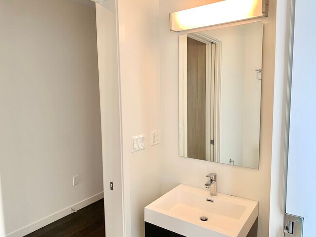 Building Photo - HIP 2BR/2BA Inner Mission Boutique Condo w...