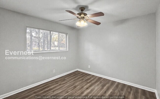 Building Photo - 4 Bed/2.5 Bath Home with Detached Garage / Pet-Friendly / Available  Now!