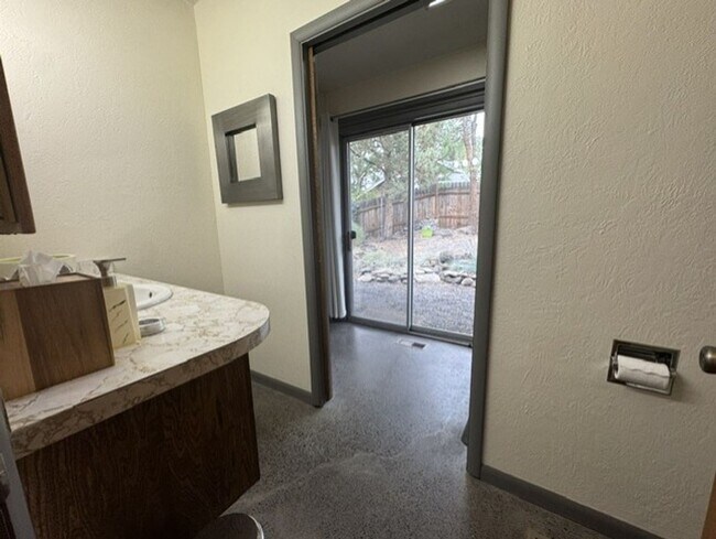 Building Photo - Fantastic location just steps from the Deschutes River and 1st St Rapids Park