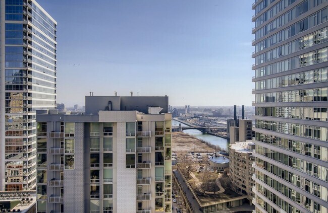 Building Photo - 701 S Wells St