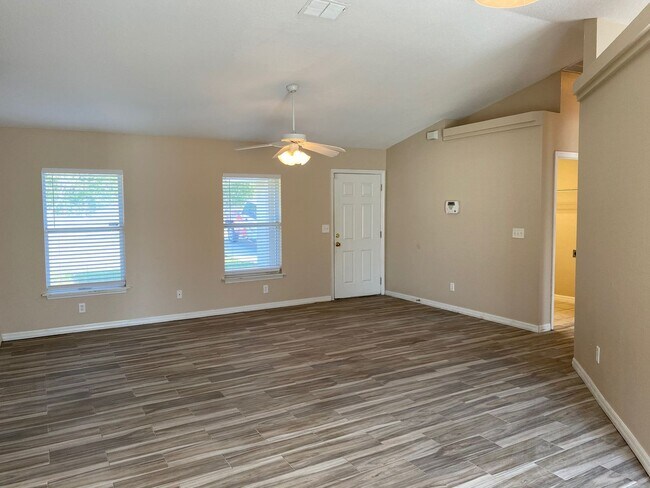 Building Photo - SILVER SPRINGS SHORES 3/2/2 - *WON'T LAST*