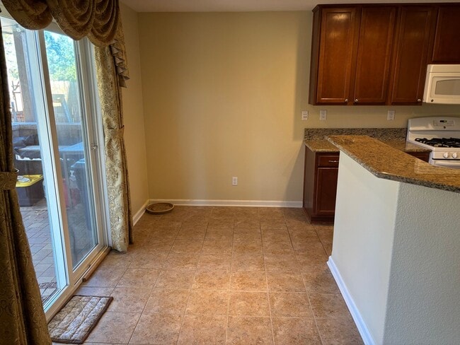 Building Photo - Wonderful 3 bedroom + Loft, 2.5 bathroom h...