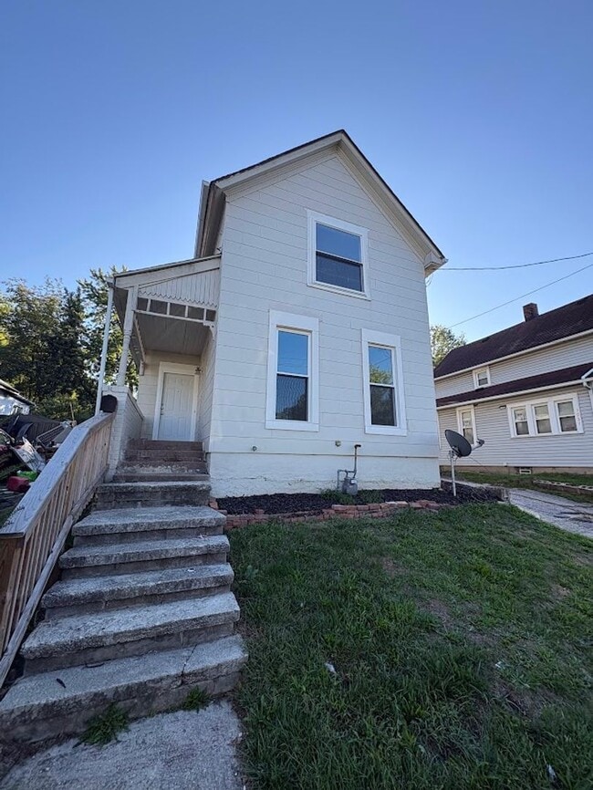 Building Photo - Three bedroom one bathroom home for rent