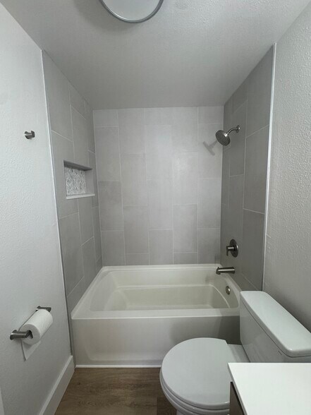 Bathroom shower and soaker tub - 3948 S Brandon St
