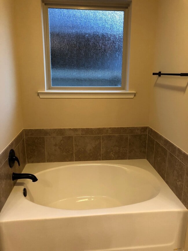 Building Photo - 3BD 2BA House in Hunters Trace Subdivision