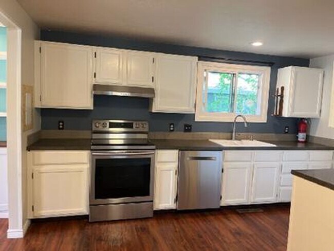 Building Photo - 3 Bed 2.5 Bath Single-Family Home on Cul-De-Sac w/ Large Fenced Backyard, Garage