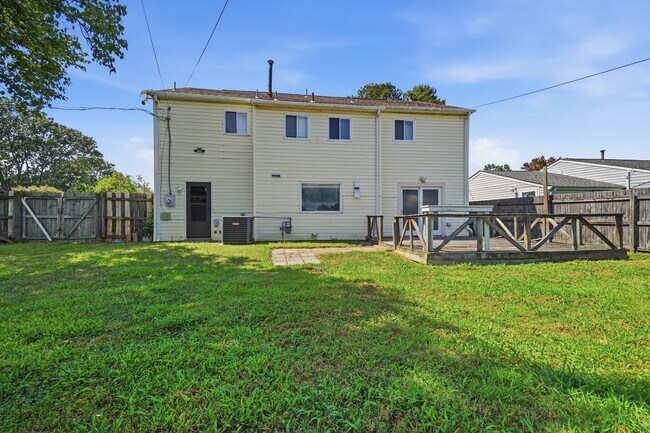 Building Photo - 600 Breeds Hill Rd