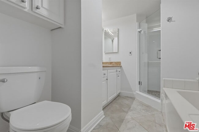 Building Photo - 435 N Oakhurst Dr