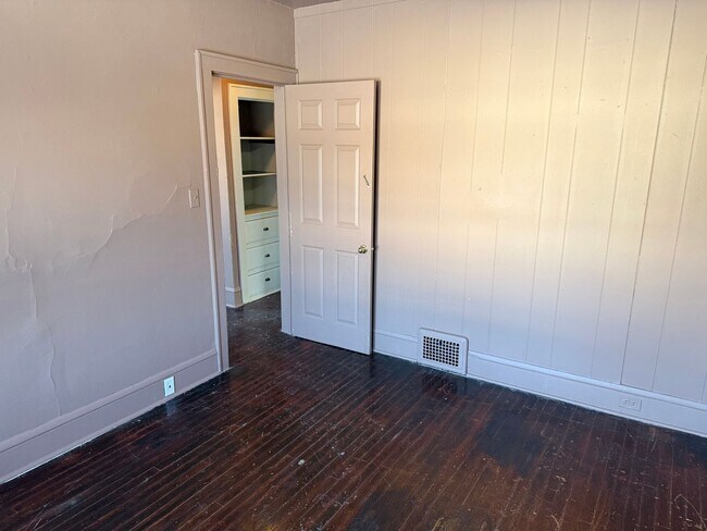 Building Photo - 807 Williams St