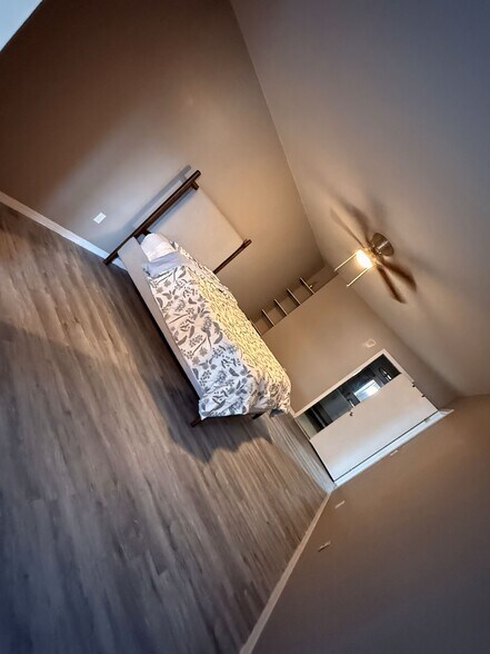 Master bedroom - 1159 Fromage Cir W