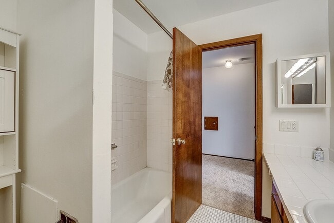 Building Photo - 40 N Lakewood Gardens Ln