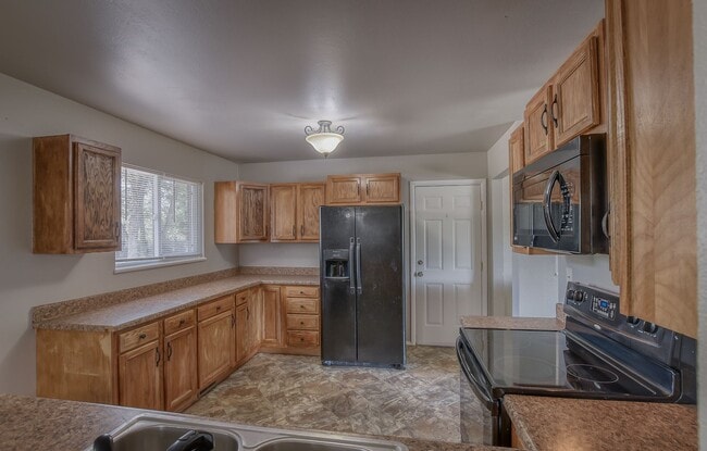 Building Photo - Centrally located 4 bedroom home!