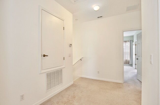 Building Photo - Beautiful 3/2.5 Spacious Townhome with a P...