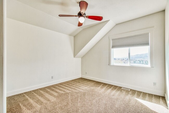 Building Photo - Luxury 5 Bed, 5 Bath Home with Modern Finishes & 2-Car Garage! - Available NOW!