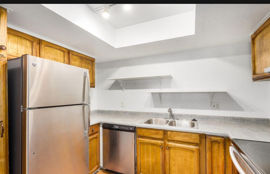 Building Photo - 4482 W Palmaire Ave