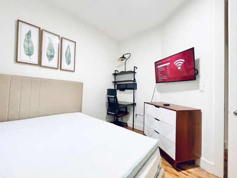Building Photo - Furnished room/NOT APARTMENT