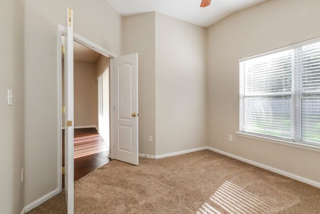 Building Photo - 1814 Hollow Glen Dr