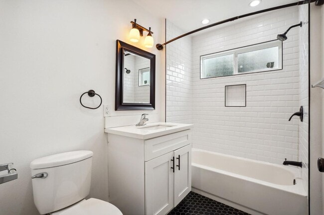 Building Photo - 1133 W 78th St