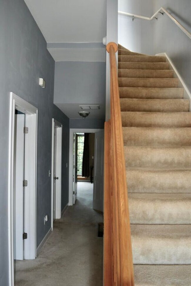 Building Photo - 3-bedroom, 2.5 bathroom partially furnished home in Saint Joseph