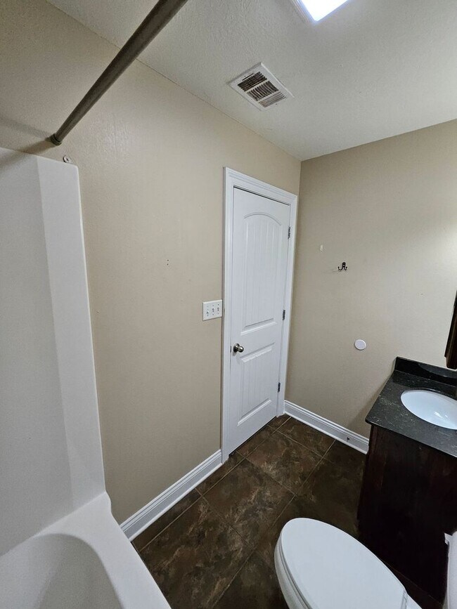 Building Photo - 121 Eagle Pt Dr