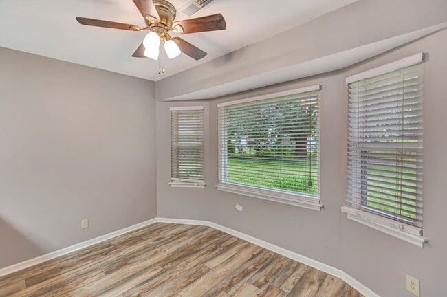 Building Photo - Charming Single-Story Home with Huge Backy...