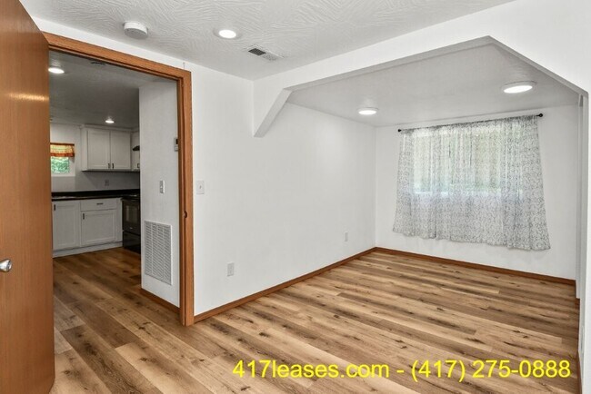 Building Photo - 2518 N Weller Ave