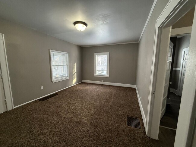 Building Photo - 2136 Fox Ave