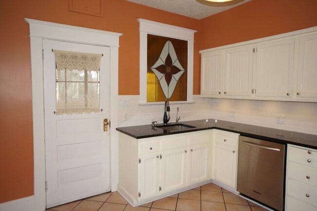Building Photo - Beautiful 3 bedroom 1 bathroom NE Bungalow "Sabin area"