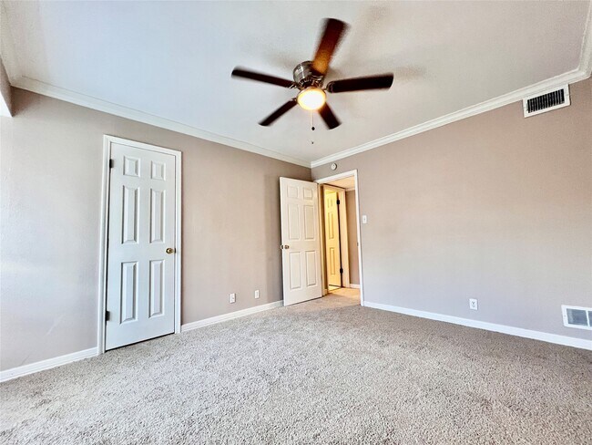 Building Photo - 700 Thicket Ln