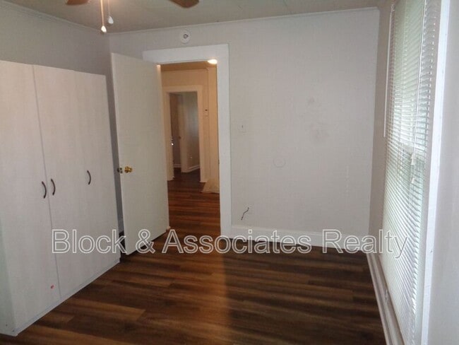 Building Photo - 405 Dobson St