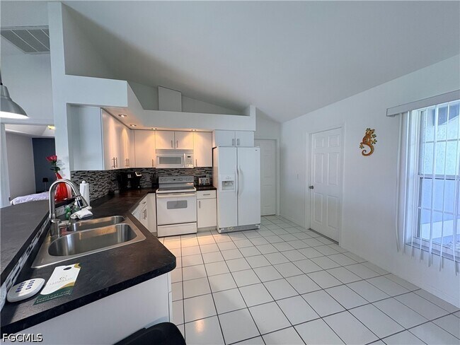 Building Photo - 2823 SW 39th Terrace