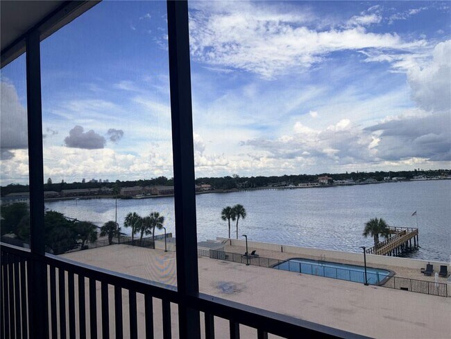 Building Photo - 7100 Sunshine Skyway Ln S