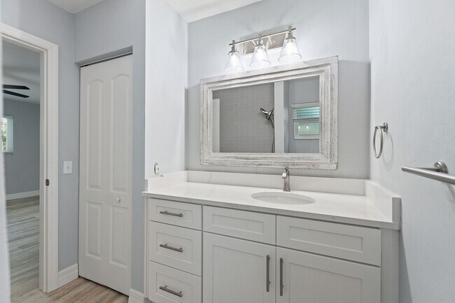 Building Photo - A Truly Charming Find! Discover this stunning 1-bedroom, 1-bath duplex in the highly sought-after...