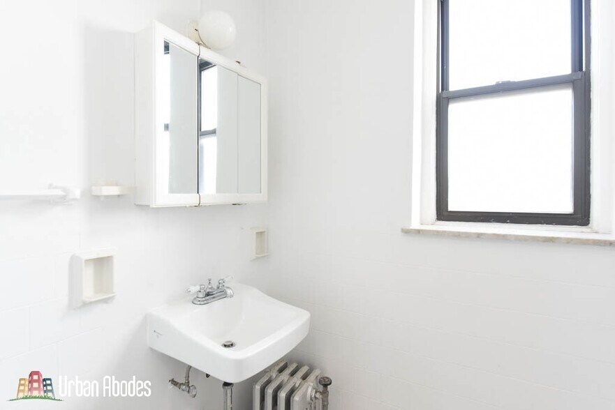 Building Photo - 3314 W Diversey Ave