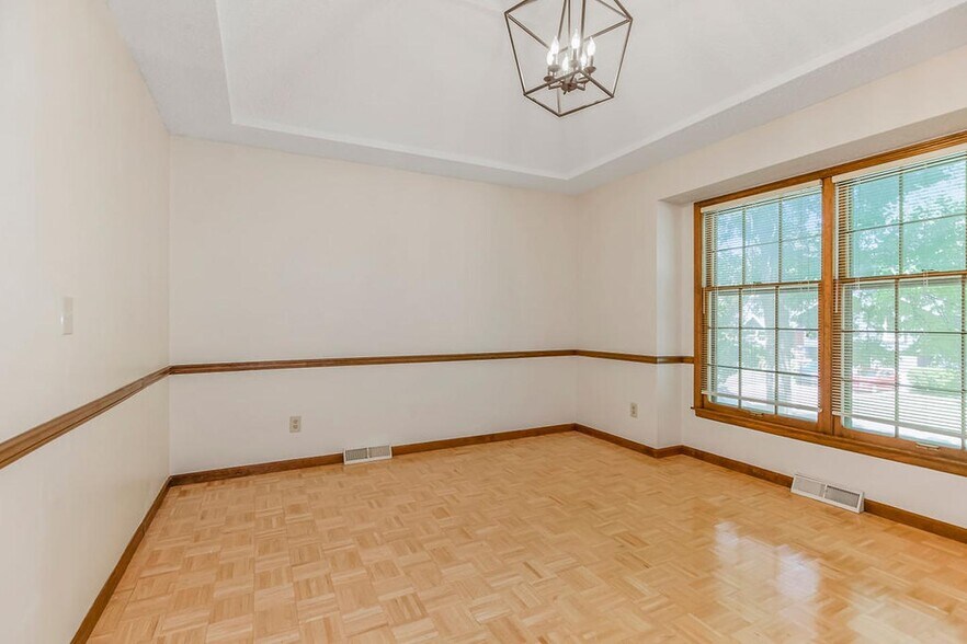 Building Photo - Spacious Shawnee Home Near Mill Creek Stre...