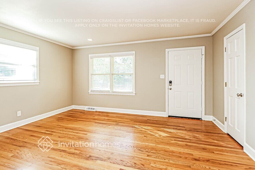 Building Photo - 1142 Eastview Dr