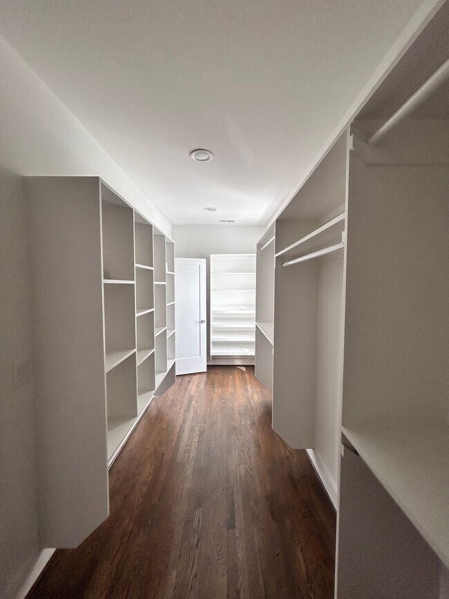 Building Photo - 913 14th Ave S