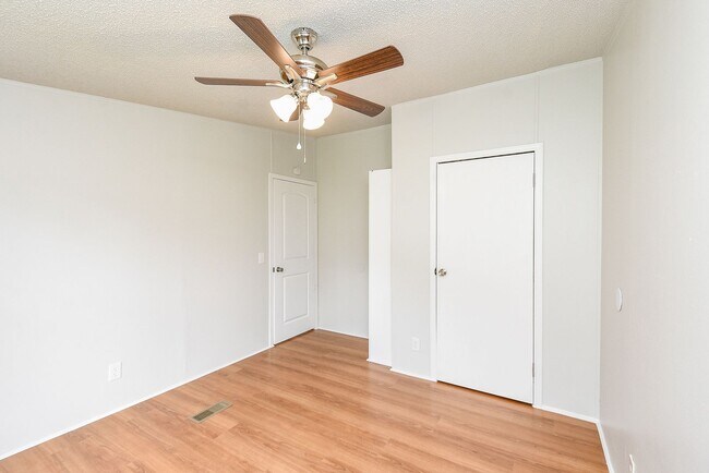Building Photo - Double wide and magnificent Mobile Home in...