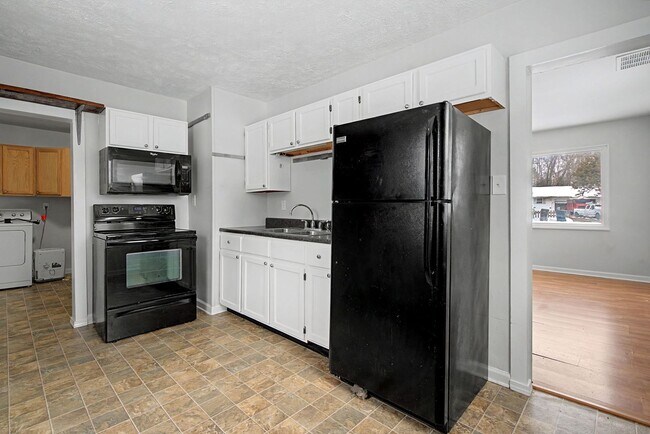 Building Photo - 1909 Mayfair Dr