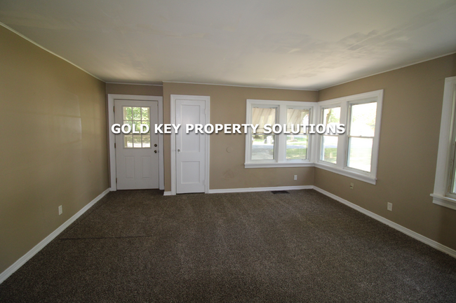 Building Photo - Bright and Sunny 2 BR 1 BA House in Quiet ...