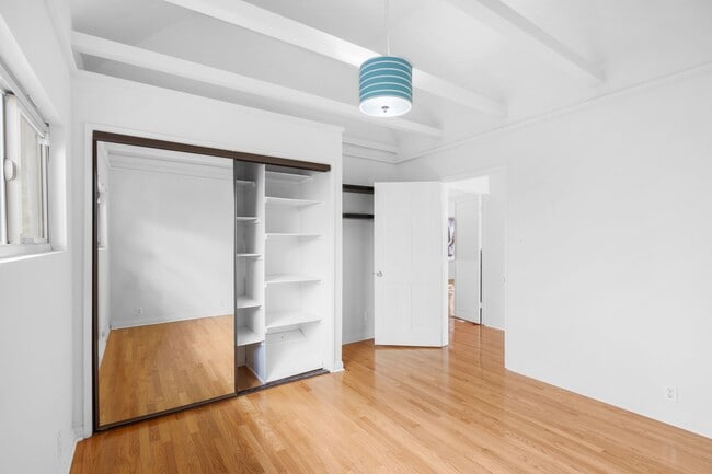 Building Photo - Spacious 4 BR 3 BA Home in Prime West L.A.