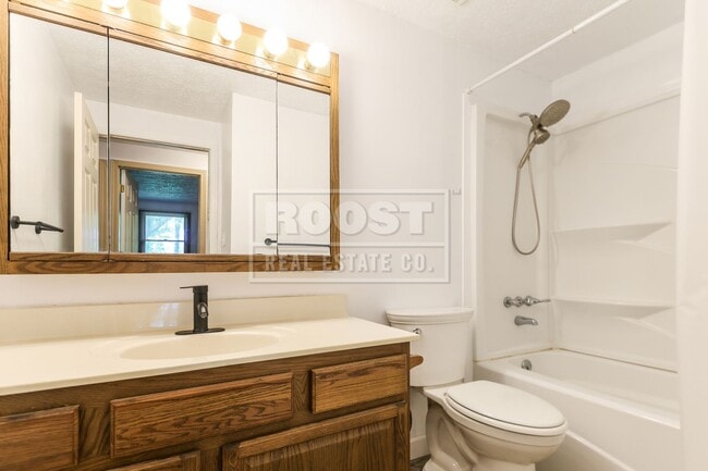 Building Photo - 4 Bed 2 and a Half Bath Single Family Home!