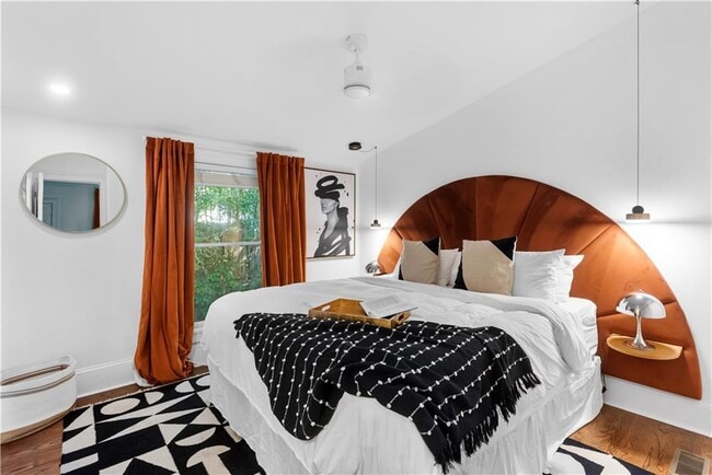 Building Photo - 720 Mollie St SE