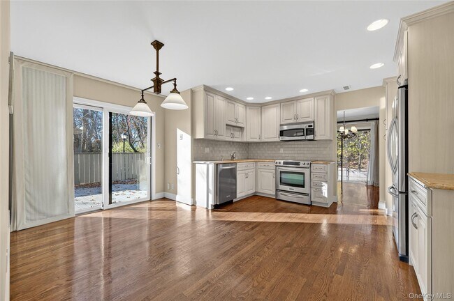 Building Photo - 7 Meadowood Dr