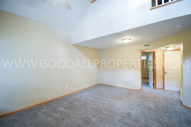 Building Photo - 3 Bedroom 2.5 Bathroom end unit home in Urbandale!!!