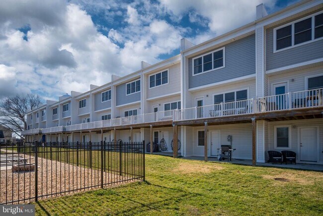 Building Photo - 308 Douglas Ave