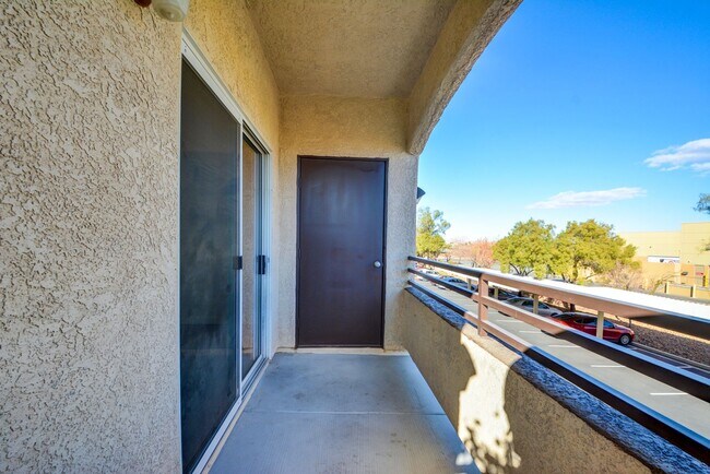 Building Photo - CLEAN, move in ready~GATED and super COMMUNITY!